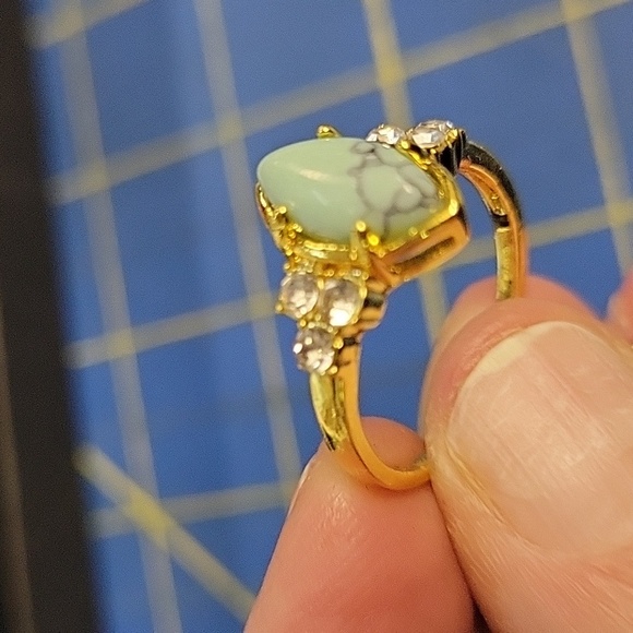 Turquoise Faux Rhinestone Gold Tone Ring Size 8.5 - Picture 2 of 4